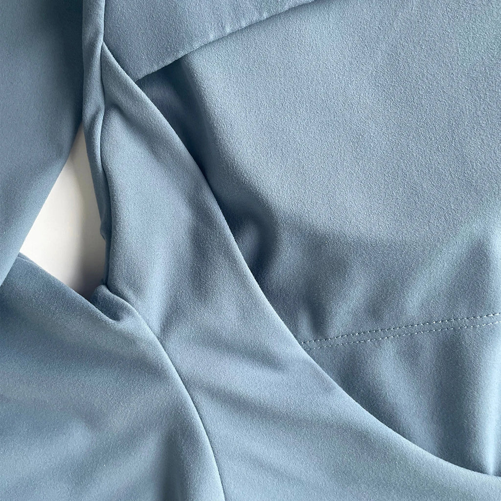 Women's long-sleeved yoga top with built-in breast pads, breathable and comfortable, suitable for gym workouts and fitness.