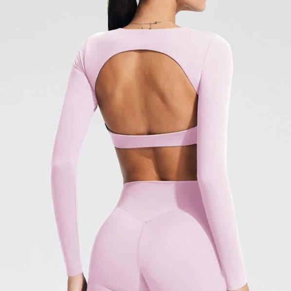 Women's long-sleeved yoga top with built-in breast pads, breathable and comfortable, suitable for gym workouts and fitness.